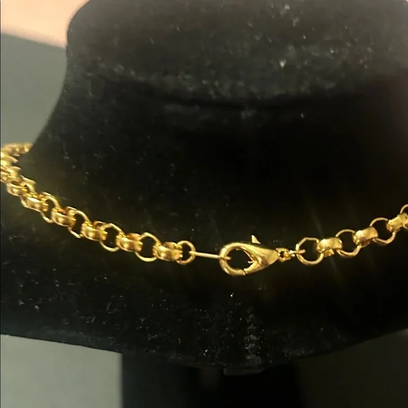 Gold Star Pendant Necklace - Picture 3 of 6